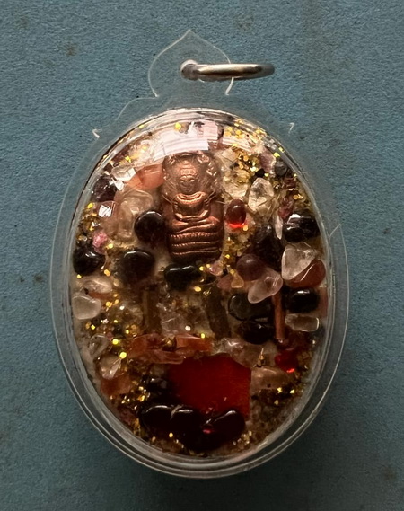 ล็อกเก็ต จัมโบ้ รูปไข่ ปางประทานพร เสาร์ 5 ปี 39 หลวงปู่สรวง เทวดาเดินดิน ด้านหลังอุดของวิเศษ