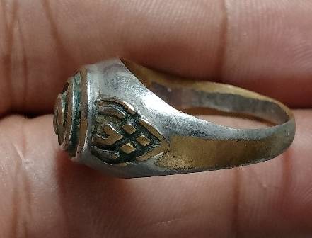 แหวนหัวนะโม อุดมวลสาร เนื้อทองเหลืองชุบ 