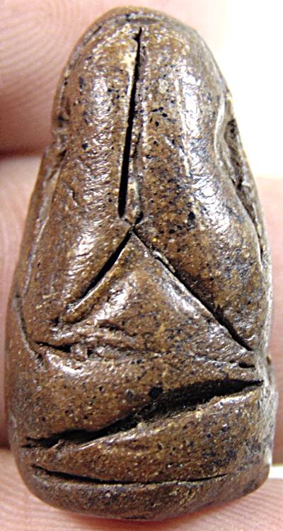 พระปิดตาลอยองค์ เนื้อผง ไม่ทราบที่ครับ