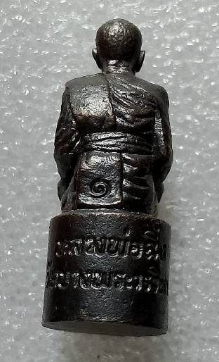 รูปหล่อนั่งโต๊ะ หลวงพ่อฉิ่ง วัดบางพระวรวิหาร ชลบุรี เนื้อทองผสม