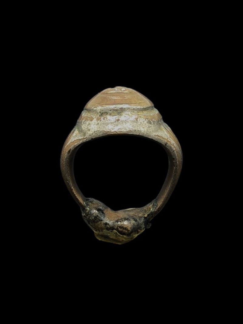 แหวนหัวนะโม เนื้อสัมฤทธิ์ สภาพเก่าผ่านการใช้ ดูง่ายครับ