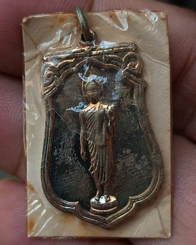 7.เหรียญเสมาฉลอง 25 พุทธศตวรรษ เนื้ออัลปาก้า พิมพ์แขนโต หลังยันต์ชิด บล็อคนิยม แกะจากกระดาษแก้วห่อเด