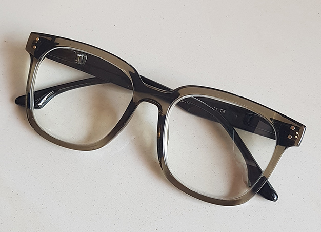แว่นสายตายาว SOLID FRAME ของใหม่ ดีไซน์สวย พร้อมที่เก็บแว่นตาลายหนังสีดำสุดหรู ดีไซน์คลาสสิคเข้าชุด