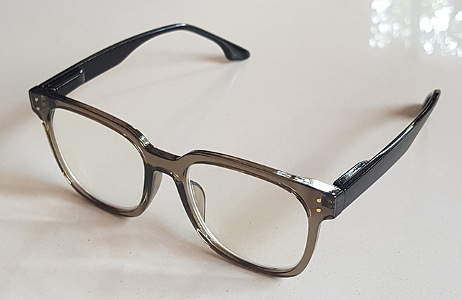 แว่นสายตายาว SOLID FRAME ของใหม่ ดีไซน์สวย พร้อมที่เก็บแว่นตาลายหนังสีดำสุดหรู ดีไซน์คลาสสิคเข้าชุด