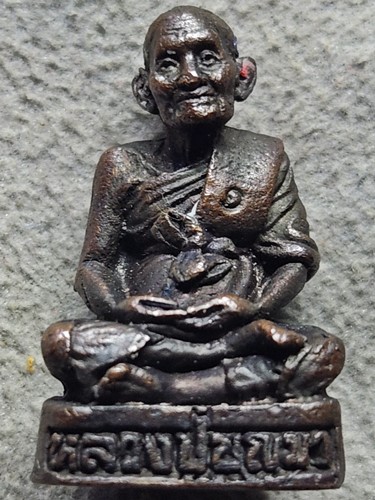 วัดหนองตูม จ.ขอนแก่น  พระกริ่งรูปเหมือน หลวงปู่บุญมา มุนิโก   รุ่นแรก ปีพศ.2537 เนื้อทองแดง ตอกโค๊ด 