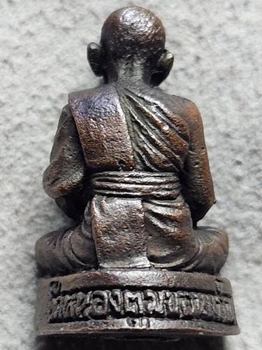 วัดหนองตูม จ.ขอนแก่น  พระกริ่งรูปเหมือน หลวงปู่บุญมา มุนิโก   รุ่นแรก ปีพศ.2537 เนื้อทองแดง ตอกโค๊ด 