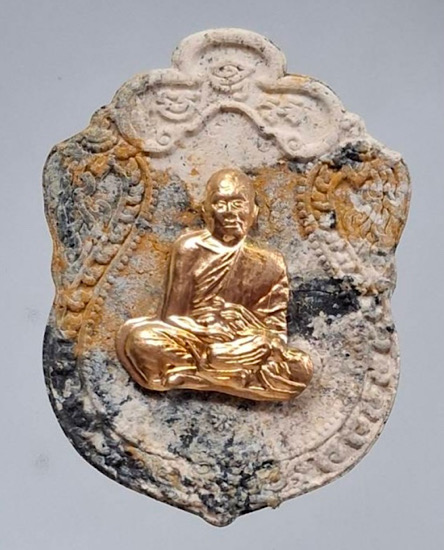 พระผงเสมาเสือคาบดาบ หลวงพ่อพัฒน์ วัดห้วยด้วน จ.นครสวรรค์ เนื้อผงลายเสือหน้ากากทองทิพย์ เลข5227