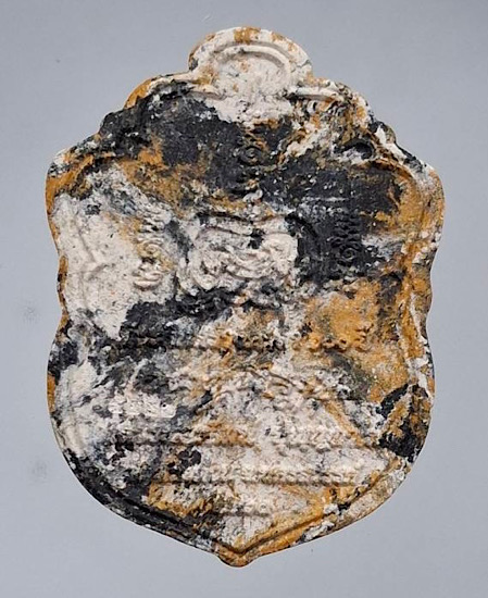 พระผงเสมาเสือคาบดาบ หลวงพ่อพัฒน์ วัดห้วยด้วน จ.นครสวรรค์ เนื้อผงลายเสือหน้ากากทองทิพย์ เลข5227