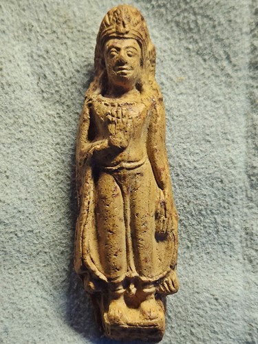 พระนางจามเทวี  พิมพ์ยืนประทานพร หลัง รางปืน เนื้อดิน