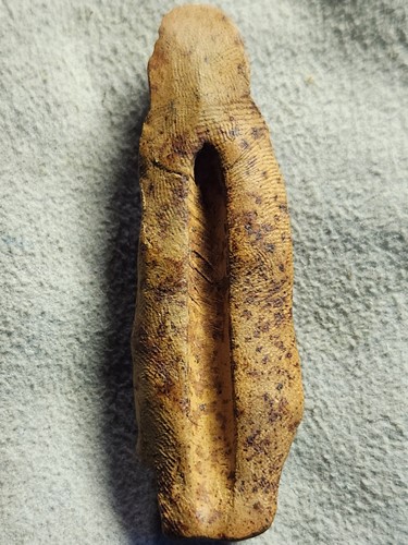 พระนางจามเทวี  พิมพ์ยืนประทานพร หลัง รางปืน เนื้อดิน