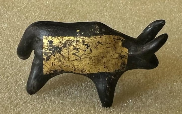 วัวธนู หลวงพ่อสังข์ วัดนากันตม จ.ศรีสะเกษ อุดผงวิเศษเนื้อผง ว่าน108ชนิด ผสมครั่งพุทรา ปิดทองพร้อมจาร