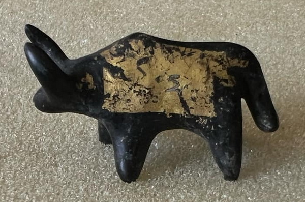 วัวธนู หลวงพ่อสังข์ วัดนากันตม จ.ศรีสะเกษ อุดผงวิเศษเนื้อผง ว่าน108ชนิด ผสมครั่งพุทรา ปิดทองพร้อมจาร