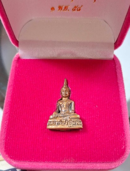 พระกริ่งหลวงพ่อปาฏิหารย์ ออกวัดกาบบัว จ.สุพรรณบุรี ปี2558 กล่องกำมะหยี่