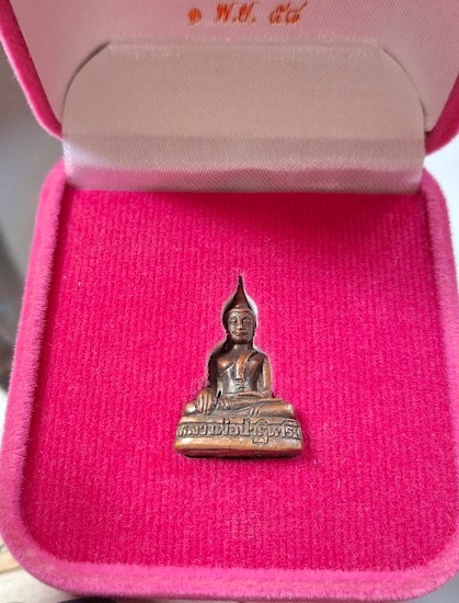 พระกริ่งหลวงพ่อปาฏิหารย์ ออกวัดกาบบัว จ.สุพรรณบุรี ปี2558 กล่องกำมะหยี่