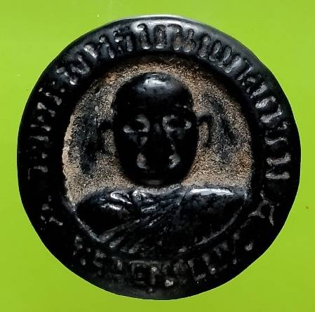 รูปหล่อเม็ดกระดุม หลวงพ่อช้วน วัดพระพุทธบาทเขาลูกช้าง เพชรบุรี  เนื้อแร่พรหมชะแง้ 