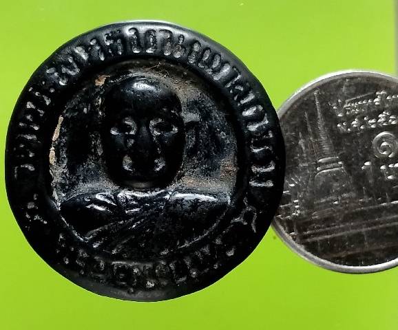 รูปหล่อเม็ดกระดุม หลวงพ่อช้วน วัดพระพุทธบาทเขาลูกช้าง เพชรบุรี  เนื้อแร่พรหมชะแง้ 