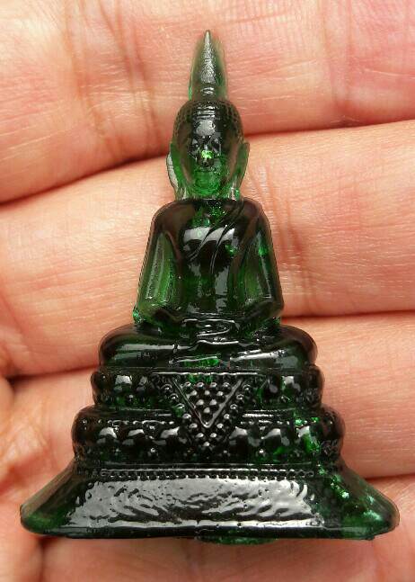 พระแก้วมรกต เนื้อแก้วเขียว วัดโปรดเกศ จ.นนทบุรี ปี.2500 ขนาด สูง 4.5 ซม.ฐานกว้าง 3.5 ซม.เคาะเดียว