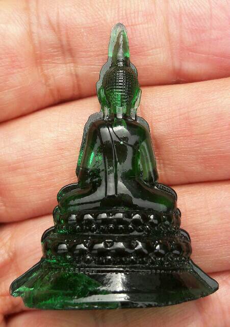 พระแก้วมรกต เนื้อแก้วเขียว วัดโปรดเกศ จ.นนทบุรี ปี.2500 ขนาด สูง 4.5 ซม.ฐานกว้าง 3.5 ซม.เคาะเดียว