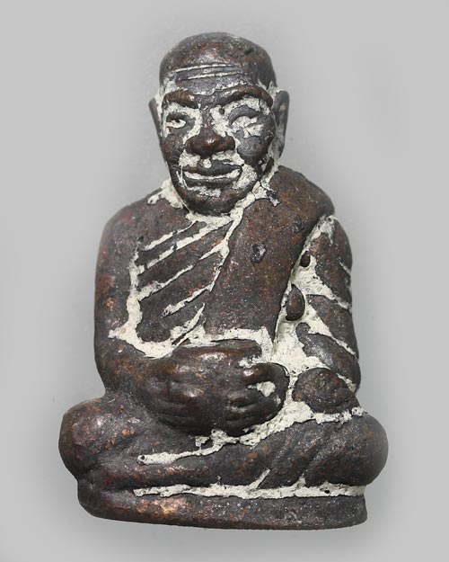 1 ใน 999 รูปหล่อโบราณอุ้มบาตร พ่อท่านเอื้อม รุ่นแซยิด 102 ปี ขนาดความสูง 3.2 CM. เนื้อสัมฤทธิ์