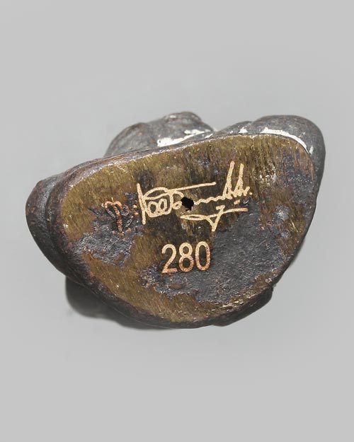 1 ใน 999 รูปหล่อโบราณอุ้มบาตร พ่อท่านเอื้อม รุ่นแซยิด 102 ปี ขนาดความสูง 3.2 CM. เนื้อสัมฤทธิ์