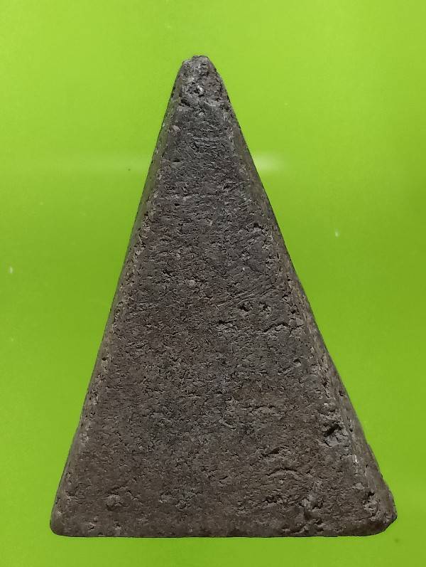 พระนางพญา เนื้อดำ 