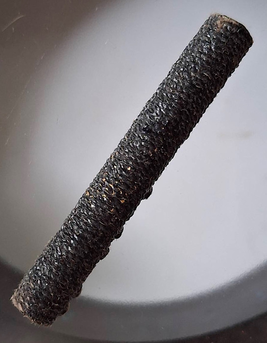 ตะกรุดทองแดง ถักเชือกลงรัก ไม่ทราบที่