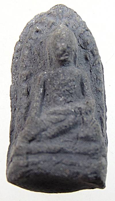 ๒๐ พระรอดเนื้อดิน