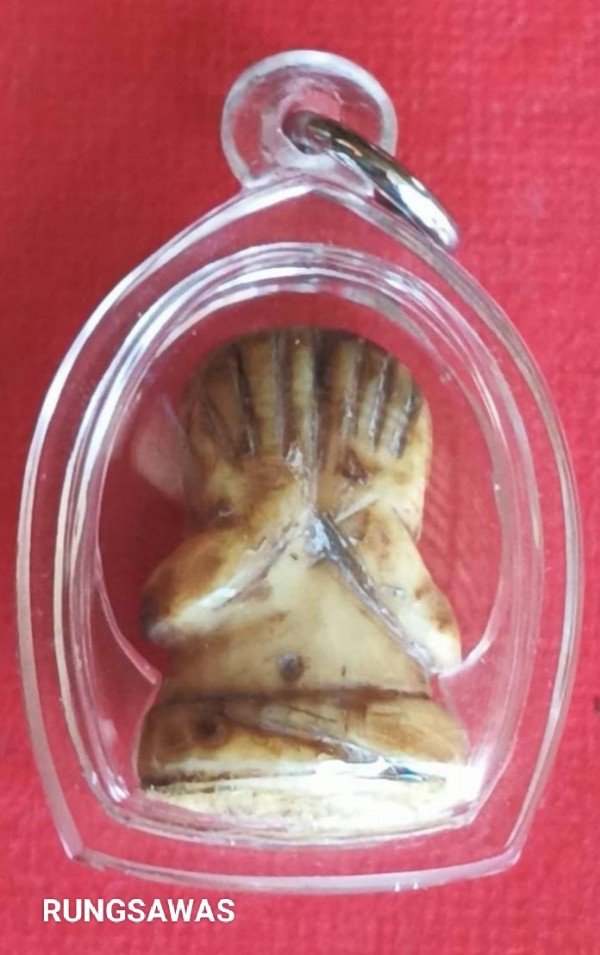 พระปิดตา เขี้ยวแกะ เก่ามีอายุ ก้นมีเศษผ้ารัดประคต เลี่ยมพร้อมใช้