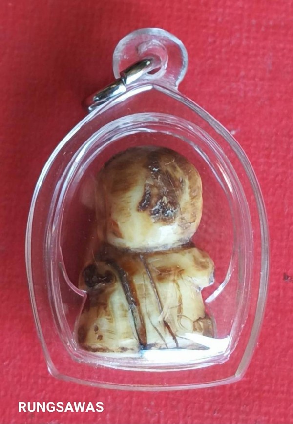 พระปิดตา เขี้ยวแกะ เก่ามีอายุ ก้นมีเศษผ้ารัดประคต เลี่ยมพร้อมใช้