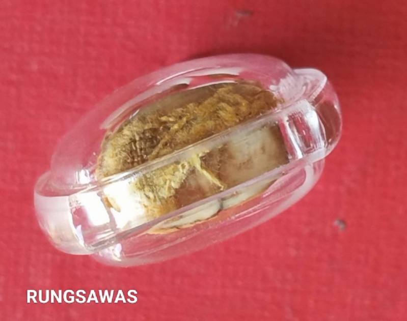 พระปิดตา เขี้ยวแกะ เก่ามีอายุ ก้นมีเศษผ้ารัดประคต เลี่ยมพร้อมใช้