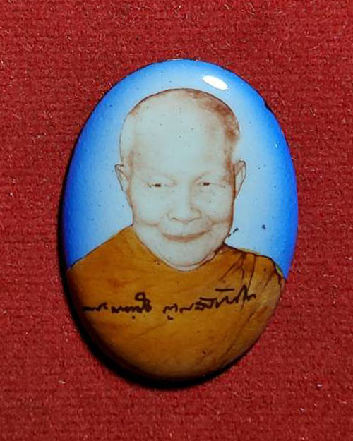  ล็อคเก็ตรูปไข่ครึ่งองค์ หลวงตามหาบัว   วัดป่าบ้านตาด จังหวัดอุดรธานี  