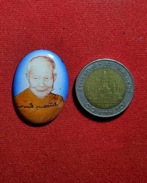  ล็อคเก็ตรูปไข่ครึ่งองค์ หลวงตามหาบัว   วัดป่าบ้านตาด จังหวัดอุดรธานี  