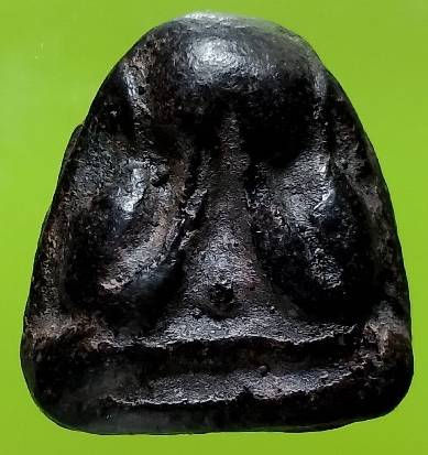 พระปิดตาหลังแบบ เนื้อผง 