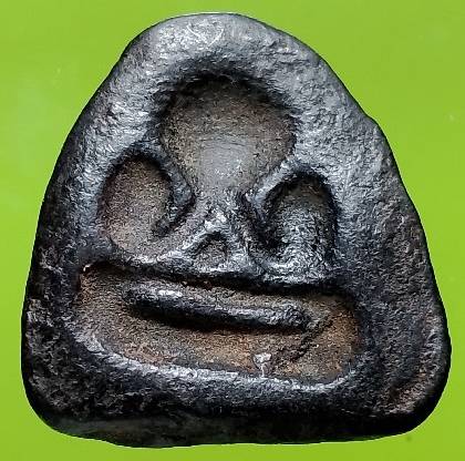 พระปิดตาหลังแบบ เนื้อผง 