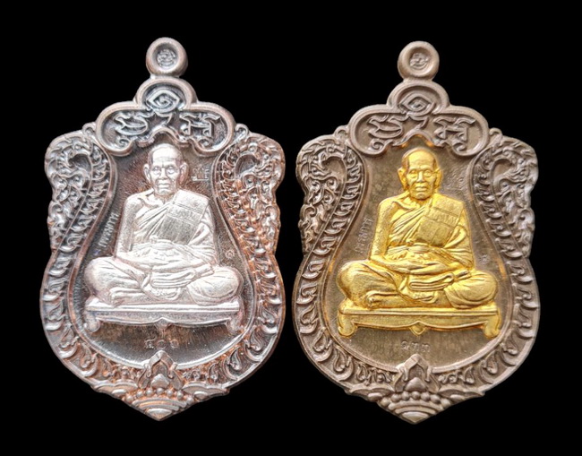 เคาะแรกแดง..สำเภาเศรษฐี ๖๓..รวม ๒ เหรียญ (รายละเอียดในโพสต์)..ลพ.พัฒน์ วัดห้วยด้วน จ.นครสวรรค์