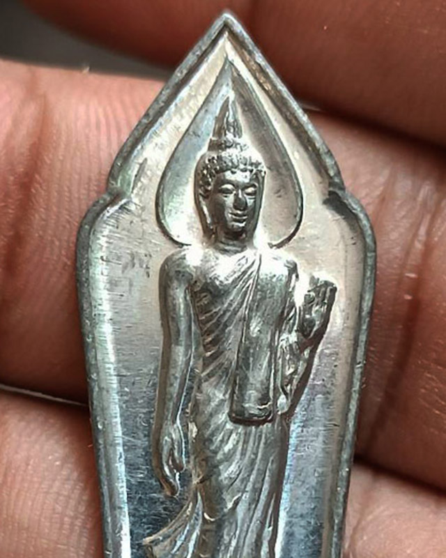 3.พระลีลา 25 พุทธศตวรรษ เนื้อชิน พิมพ์พระศกจุด