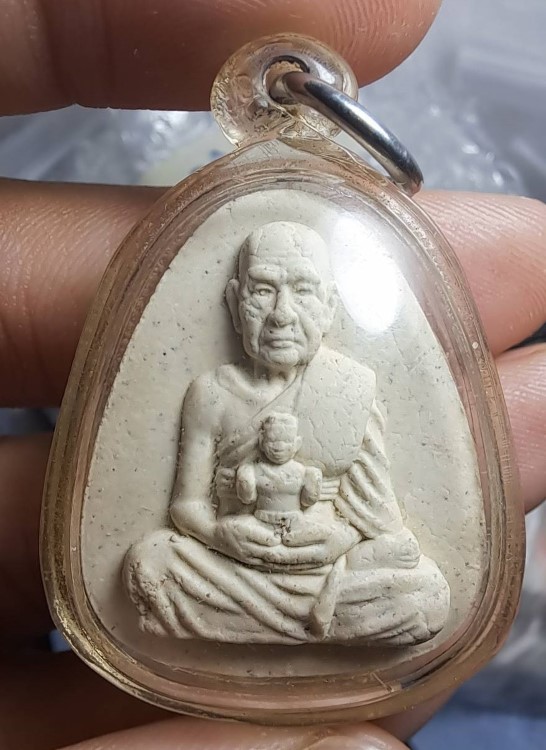 พระผงรูปเหมือน หลวงปู่แย้ม อุ้มกุมาร เนื้อผง วัดสามง่าม