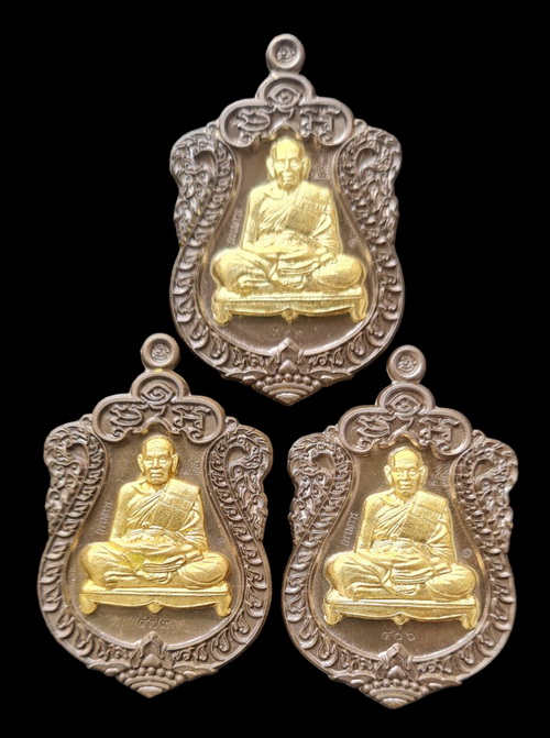 เคาะแรกแดง..กรรมการ สำเภาเศรษฐี ๖๓..เนื้อชนวนโบราณสอดไส้ปลอกลูกปืน ๓ เหรียญ..ลพ.พัฒน์ วัดห้วยด้วน