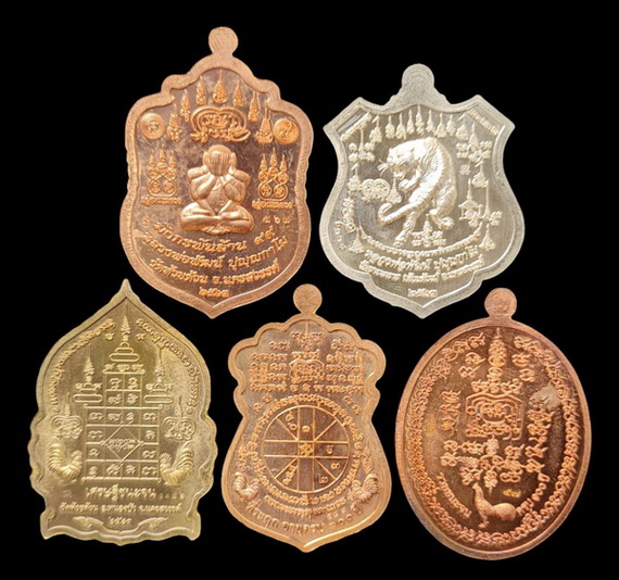 เคาะแรกแดง..คละรุ่น คละเนื้อ ๕ รายการ (รายละเอียดในโพสต์)..ลพ.พัฒน์ วัดห้วยด้วน นครสวรรค์ / ส่ง ems