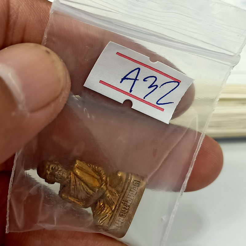 a32-	รูปเหมือนพระครูสุนทรธรรมกิจ (หลวงพ่อหยอด ชินวังโส) วัดแก้วเจริญ อ.อัมพวา จ.สมุทรสงคราม ปี 2535