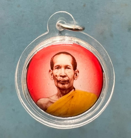 ล็อกเก็ต หลวงพ่อโอภาสี ด้านหลังฝังเหรียญ และ เม็ดพระธาตุ เลี่ยมกันน้ำ เก็บรักษาไว้ สภาพสมบูรณ์