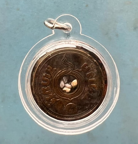 ล็อกเก็ต หลวงพ่อโอภาสี ด้านหลังฝังเหรียญ และ เม็ดพระธาตุ เลี่ยมกันน้ำ เก็บรักษาไว้ สภาพสมบูรณ์