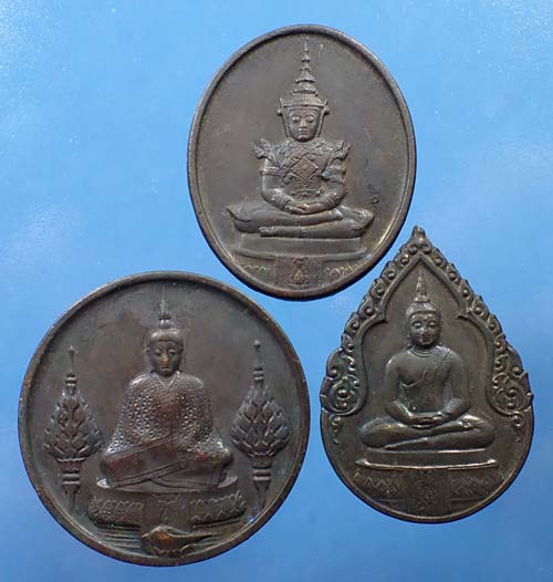 เหรียญพระแก้วมรกต ภปร.รุ่นแรก ครบชุด ๓ องค์ สุดยอดเกจิฯทั่วฟ้าเมืองไทย พ.ศ.๒๕๒๕+บัตรรับรองพระแท้*223