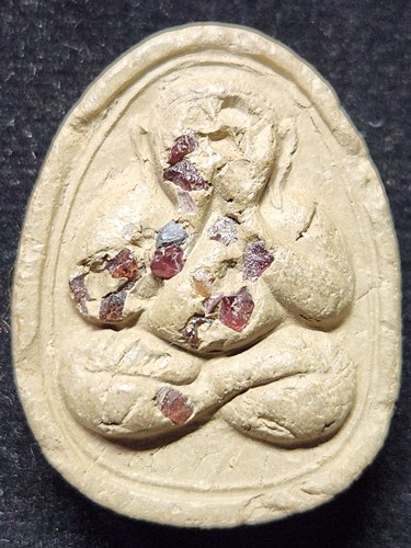 พระปิดตาเนื้อผง ฝังพลอยเสก หลวงพ่อคูณ วัดบ้านไร่ ออกวัดดีหลวงนอก อำเภอสิงหนคร จังหวัดสงขลา สร้างปี 2