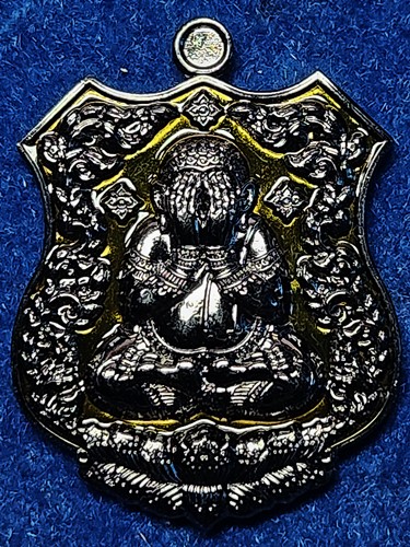 วัดถ้ำสิงโตทอง ราชบุ พระปิดตาปั้มพุทธศิลป์ รุ่นภควัมมหาพรหม หลวงปู่โต๊ะ รี 2566 แบล็คโรเดียม พื้นเหล