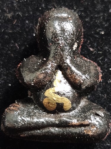 วัดสพานสูง นนทบุรี พระปิดตาเนื้อว่านโรยผงตะไบผงเหล็กน้ำพี้ จุ่มรัก  อาจารย์แว่น  ปี2558 จารมือ  