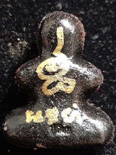 วัดสพานสูง นนทบุรี พระปิดตาเนื้อว่านโรยผงตะไบผงเหล็กน้ำพี้ จุ่มรัก  อาจารย์แว่น  ปี2558 จารมือ  