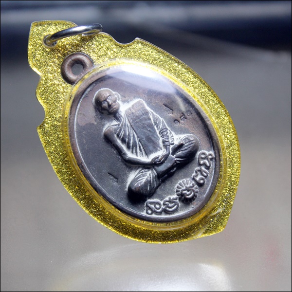 A412เหรียญรูปไข่นั่งเต็มองค์หลวงปู่สิงห์ทอง วัดป่าสุนทราราม อ.เลิงนกทา จ.ยโสธร เนื้อนวะ สภาพสวยๆ