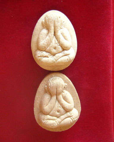 พระแนื้อผงปิดตามหาลาภ รุ่นสร้างอุโบสถ วัดคงคา นนทบุรี ปี 2536 พร้อมกล่องเดิมจากวัด