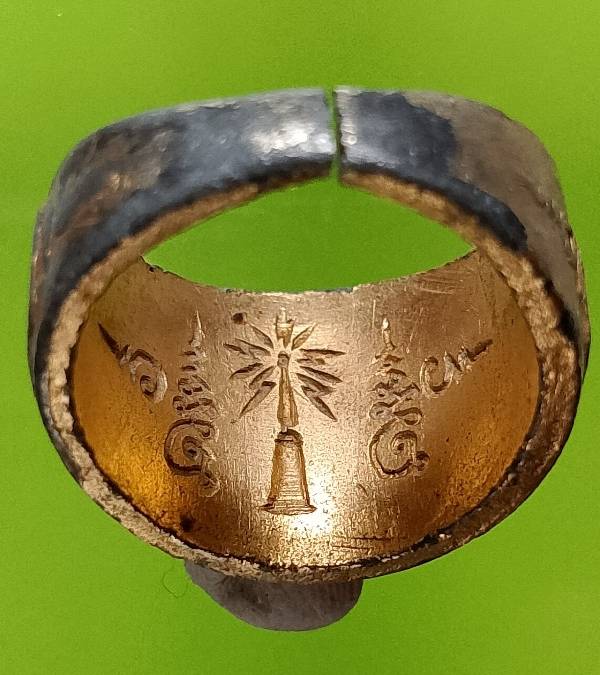 แหวนพระเจ้าห้าพระองค์ ด้านในแหวน ยันต์อักขระ 